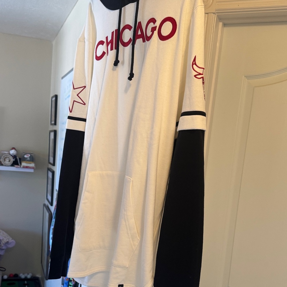 Stylish Chicago Bulls NBA Men's Hoodie in White and Black